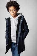 Manteau Dylan Enfant - Veste longue boutonnée et à capuche bleu marine ornée d'une inscription au dos enfant