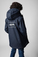 Manteau Dylan Enfant - Veste longue boutonnée et à capuche bleu marine ornée d'une inscription au dos enfant