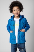 Kinderjacke Bertie - Blaue Kinderjacke aus Baumwolltwill mit abnehmbarer Kapuze und „Art lover“-Schriftzug auf dem Rücken