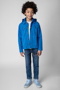 Kinderjacke Bertie - Blaue Kinderjacke aus Baumwolltwill mit abnehmbarer Kapuze und „Art lover“-Schriftzug auf dem Rücken