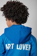 Kinderjacke Bertie - Blaue Kinderjacke aus Baumwolltwill mit abnehmbarer Kapuze und „Art lover“-Schriftzug auf dem Rücken