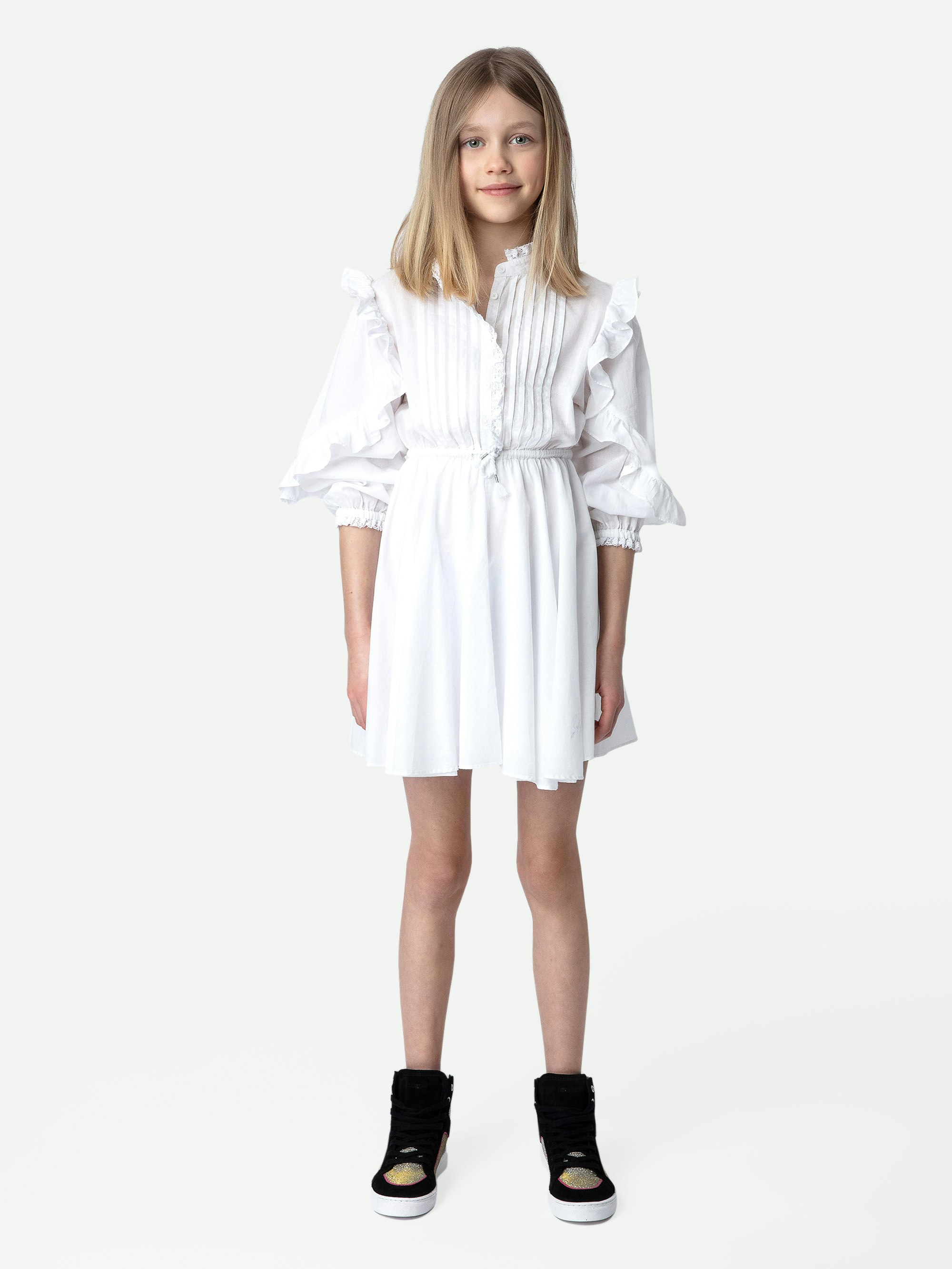 Kleid Ranil für Mädchen - Festliches Mädchenkleid aus weißer Baumwolle mit gerüschtem Rockteil und Spitze.