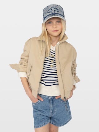 Jacket Benedicte Girl - Cotton twill jacket with zip fastening, elasticated hem, flap pockets and epaulettes. Rhinestone print at back.