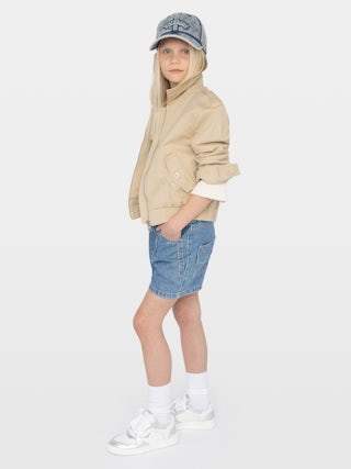 Jacket Benedicte Girl - Cotton twill jacket with zip fastening, elasticated hem, flap pockets and epaulettes. Rhinestone print at back.