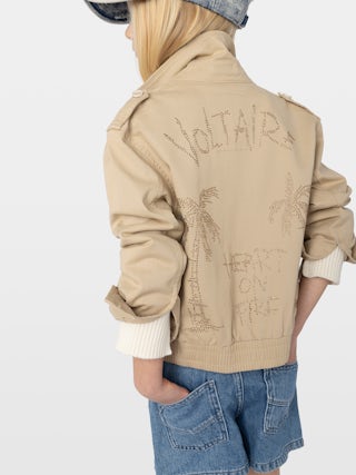 Jacket Benedicte Girl - Cotton twill jacket with zip fastening, elasticated hem, flap pockets and epaulettes. Rhinestone print at back.