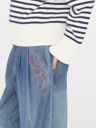 Trousers Adel Girl - - Wide pleated chambray trousers
- Tailored pockets with side embroidery
- Adjustable waist up to age 10