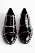 Derbies Youth Studs - Derbies à lacets femme en cuir noir.