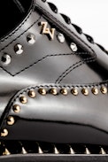 Derbies Youth Studs - Derbies à lacets femme en cuir noir.