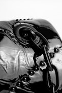 Sac Ziggy Patent - Sac noir femme en cuir matelassé verni.