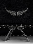 Pochette Rock Nano Studs - Pochette iconica Rock Nano in pelle nera e borchie argentate.