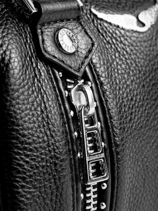 Borsa Sunny Nano Studs - Iconica borsa Sunny Nano in pelle granata decorata con borchie argentate.