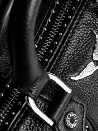 Borsa Sunny Nano Studs - Iconica borsa Sunny Nano in pelle granata decorata con borchie argentate.