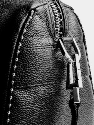 Sunny Medium Studs Tasche - Ikonische Sunny Medium Tasche aus genarbtem Leder, verziert mit silbernen Nieten.