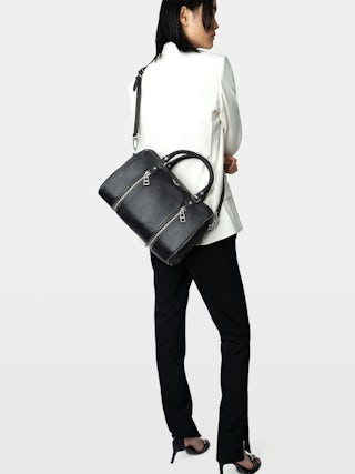 Sunny Medium Studs Tasche - Ikonische Sunny Medium Tasche aus genarbtem Leder, verziert mit silbernen Nieten.