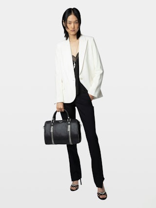 Sunny Medium Studs Tasche - Ikonische Sunny Medium Tasche aus genarbtem Leder, verziert mit silbernen Nieten.