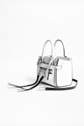 Tasche Candide Nano Zip - Kleine weiße Damentasche aus Glattleder.