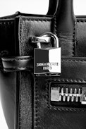 Bolso Candide Nano Zip - Bolso pequeño negro de piel lisa para mujer.