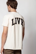 Camiseta Monastir Live - Camiseta blanca para hombre con cuello tunecino y estampado en la espalda.