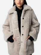 Mantel Magdas Shearling - Lammfellmantel in Naturecru für Damen.
