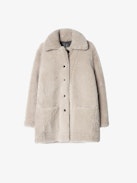 Mantel Magdas Shearling - Lammfellmantel in Naturecru für Damen.