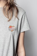 Camiseta Zoe Small Heart Iconics - Camiseta gris para mujer con bordado.