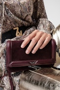 Tasche Rock Nano Novel - Braune Damentasche Rock Nano Novel aus genarbtem Wildleder