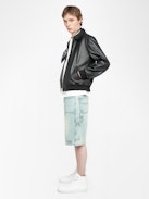 Bermuda Perys Denim - Weite Bermuda-Shorts in Knielänge im Worker-Stil mit Nahtdetails und Nieten.