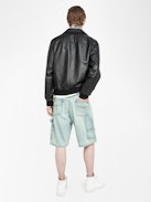 Bermuda Perys Denim - Weite Bermuda-Shorts in Knielänge im Worker-Stil mit Nahtdetails und Nieten.