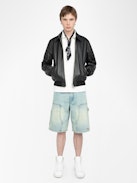 Bermuda Perys Denim - Weite Bermuda-Shorts in Knielänge im Worker-Stil mit Nahtdetails und Nieten.