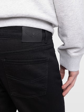 Jeans John - Gerade Jeans mit mehreren Taschen, Reißverschluss- und Knopfverschluss am Bund.