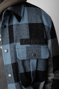 Hemdjacke Bali - Blaue, karierte Herren-Hemdjacke mit Totenkopfmotiv auf dem Rücken
