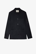 Hemdjacke Bertie - Herren-Hemdjacke aus grauer Baumwolle im Military-Look mit aufgestickten Pfeilen auf dem linken Ärmel