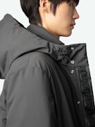 Parka Kobel - Parka grigio di media lunghezza con cappuccio, collo alto, sottopatta distintiva e stemma Studio.