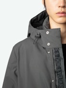 Parka Kobel - Parka grigio di media lunghezza con cappuccio, collo alto, sottopatta distintiva e stemma Studio.