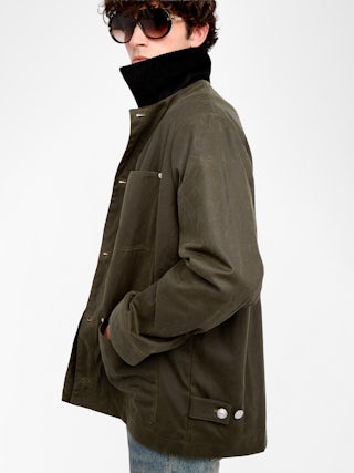 Parka Boye - Blouson en coton ciré, col contrasté en velours, fermeture boutonnée avec poches plaquées et patch jacron aile au dos.