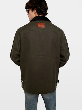 Parka Boye - Blouson en coton ciré, col contrasté en velours, fermeture boutonnée avec poches plaquées et patch jacron aile au dos.