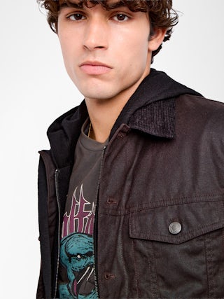 Blouson Bases - Blouson en coton ciré, manches longues à fermeture boutonnée avec broderies ailes au dos.