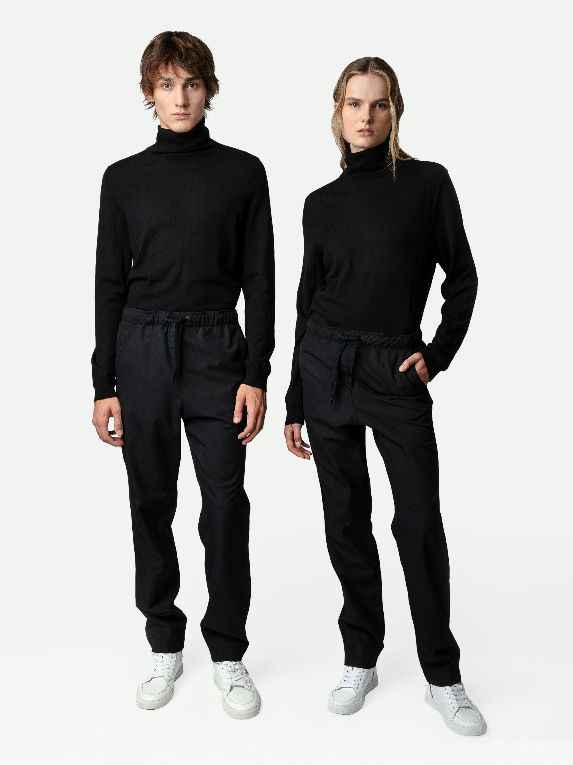 Pantalón Pixel - Pantalón unisex de lana en color negro con insignia del estudio en la espalda.