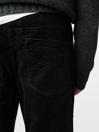 Pantalon Steeve Velours - Pantalon fitté en velour côtelé avec ouverture boutonnée.