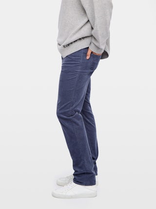 Pantalon Steeve Velours - Pantalon droit en velour côtelé avec ouverture boutonnée.