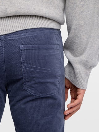 Pantalon Steeve Velours - Pantalon droit en velour côtelé avec ouverture boutonnée.