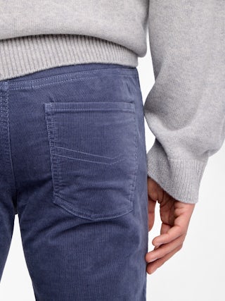 Pantalon Steeve Velours - Pantalon droit en velour côtelé avec ouverture boutonnée.