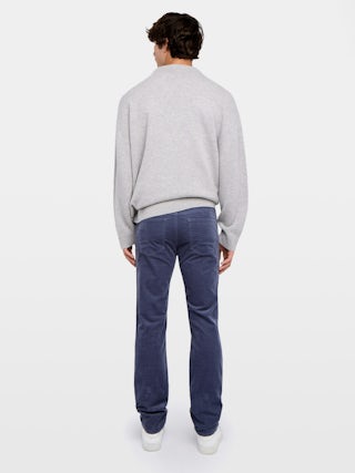 Pantalon Steeve Velours - Pantalon droit en velour côtelé avec ouverture boutonnée.