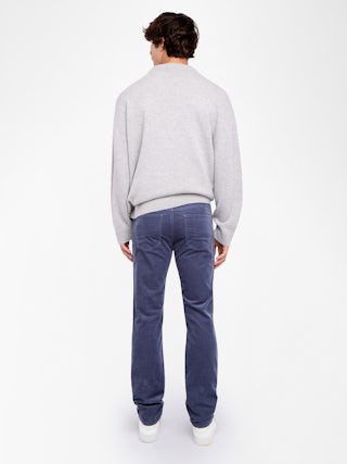 Pantalon Steeve Velours - Pantalon droit en velour côtelé avec ouverture boutonnée.