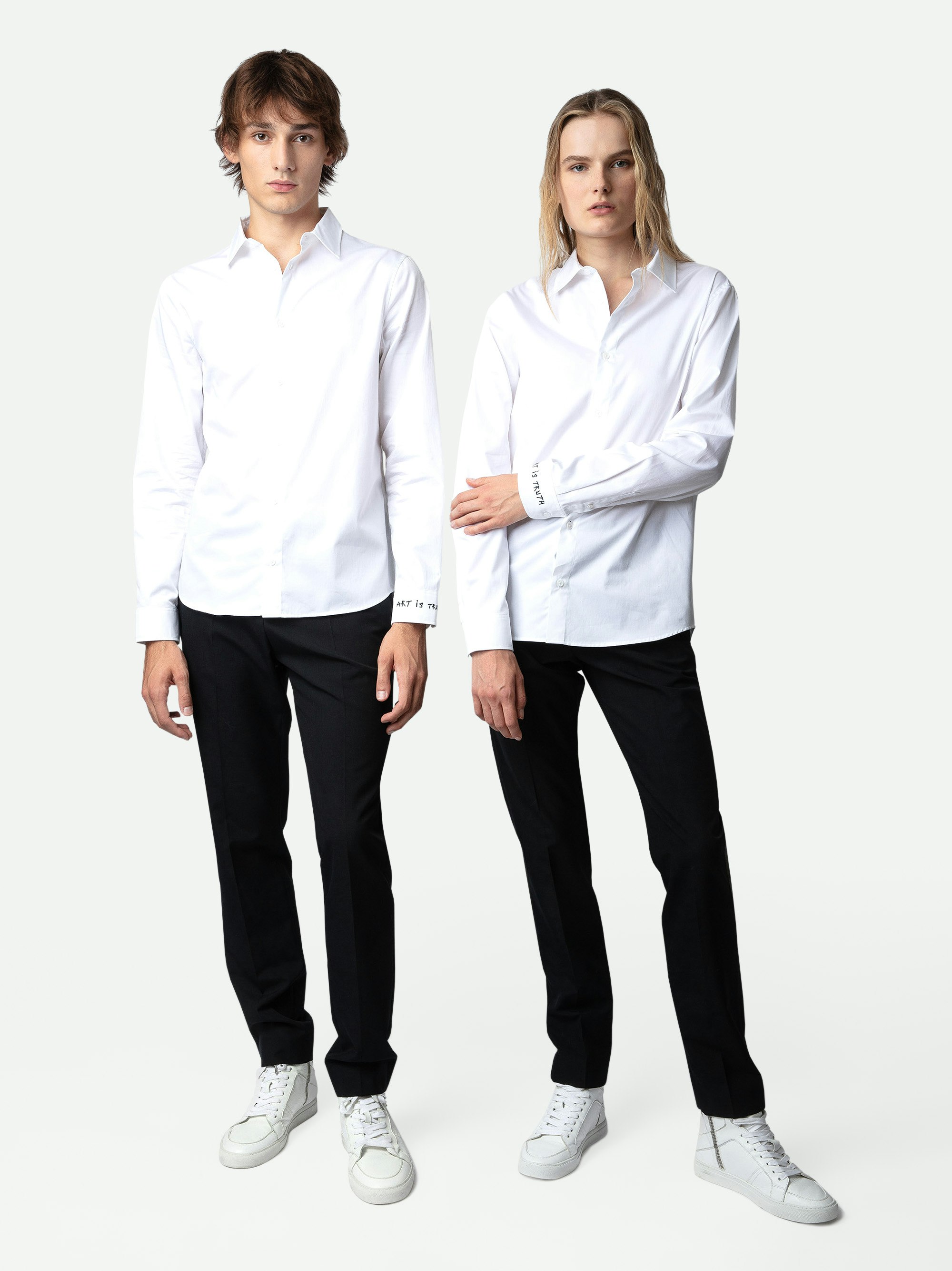 Camicia Sydney - Camicia unisex in cotone bianco decorata con ricamo "Art Is Truth" sul polsino destro.