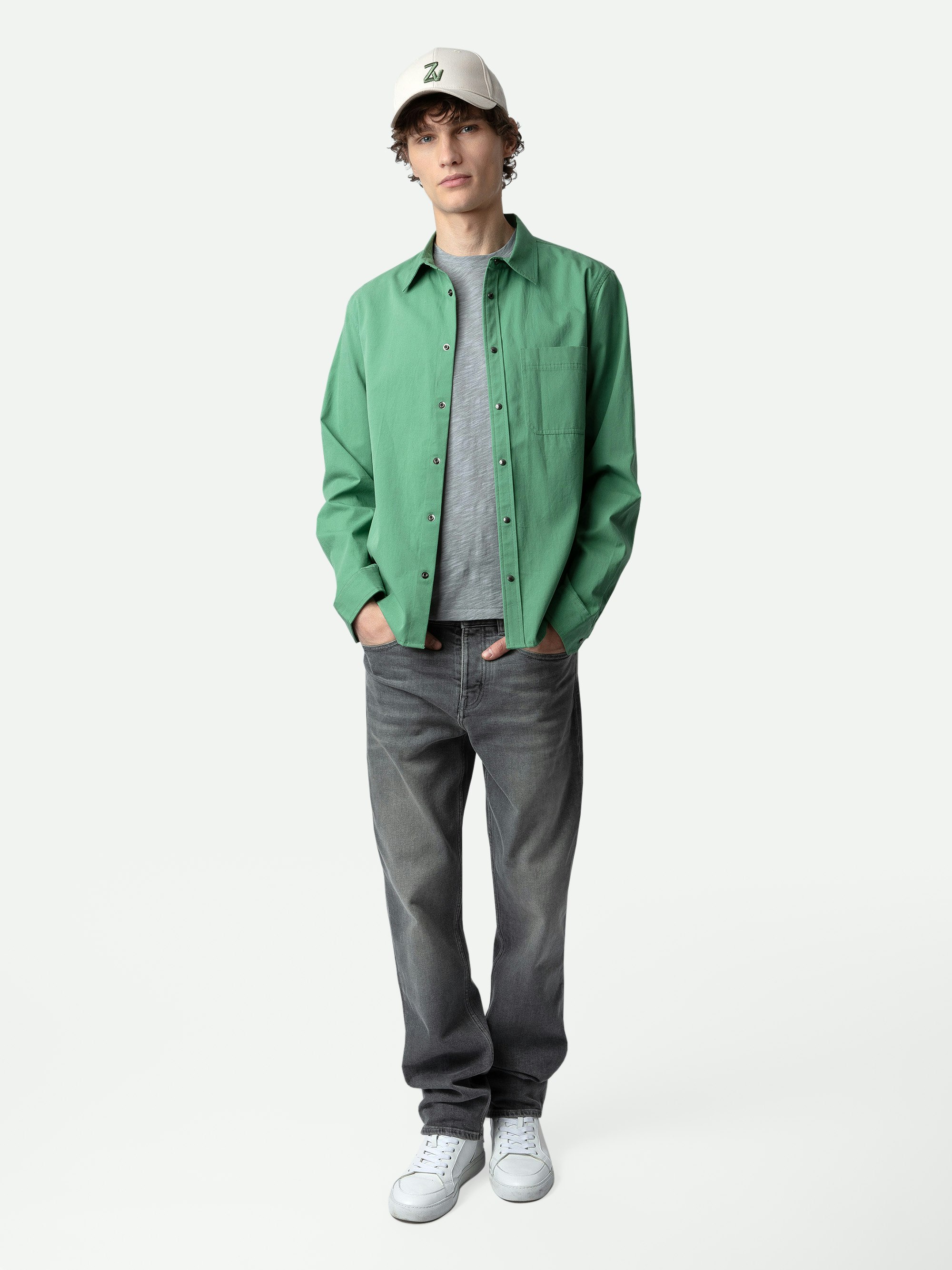 Camisa Stan - Camisa verde de sarga de algodón con bolsillo de parche y detalles decorativos de Humberto Cruz en la espalda.