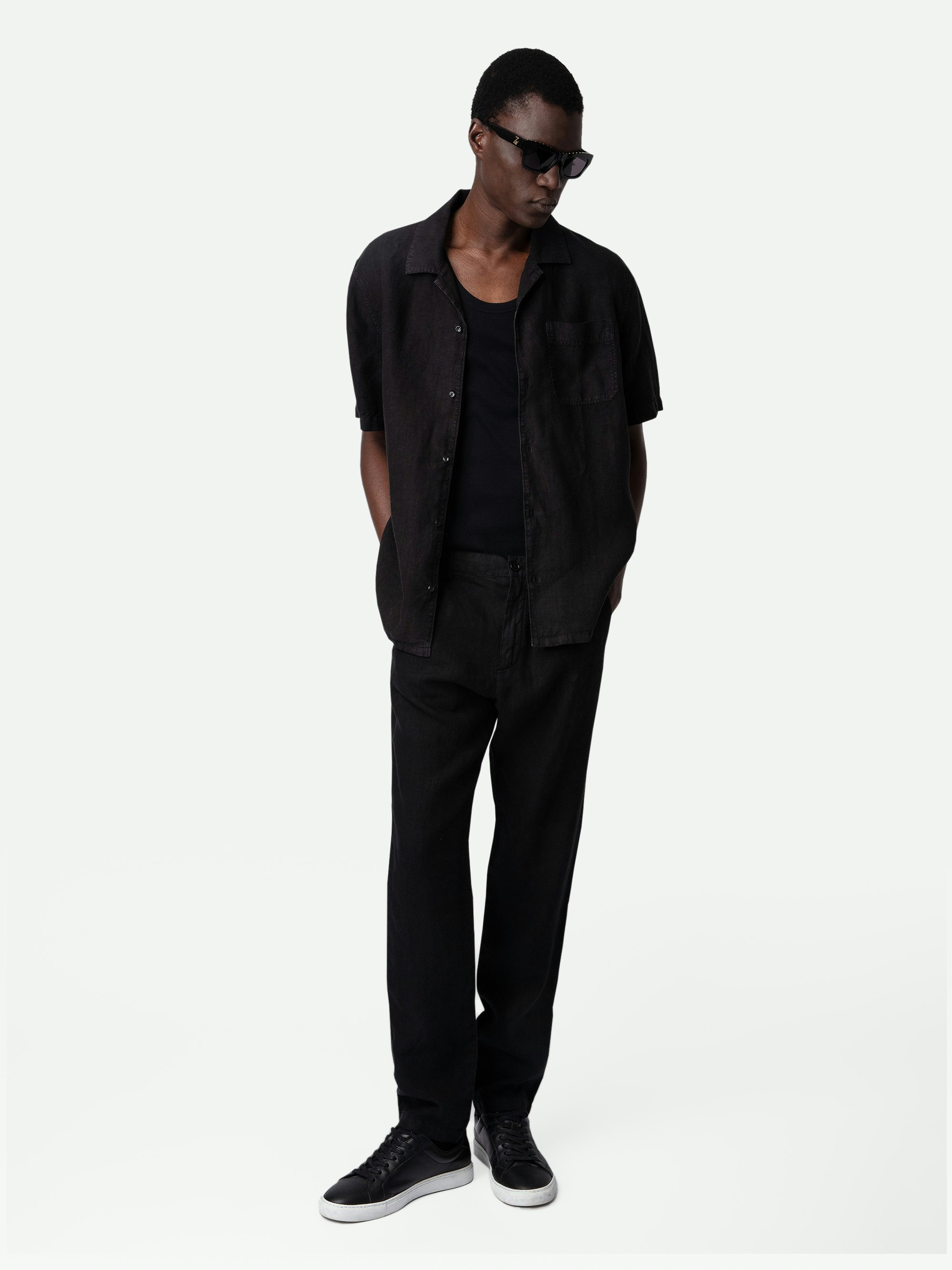 Camisa de Lino Sloan - Camisa negra de lino con botones y mangas cortas.