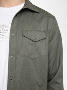 Chemise Saby - Chemise légère coupetée poches rabats, avec broderie ailes, détail esprit western, manches longues et fermeture boutonnée.