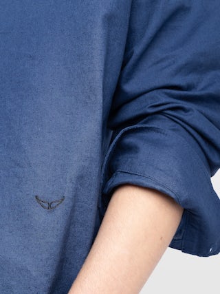 Camisa Sora - Camisa ligera con cuello Henley, cierre abotonado, mangas sutilmente abullonadas, bordado de alas distintivo.