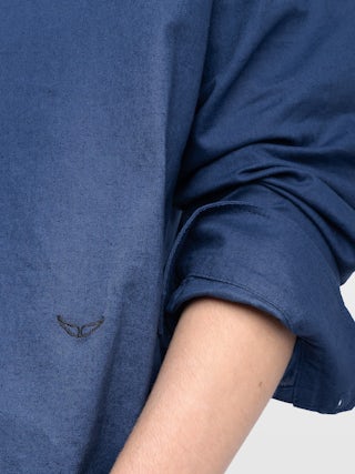 Camisa Sora - Camisa ligera con cuello Henley, cierre abotonado, mangas sutilmente abullonadas, bordado de alas distintivo.